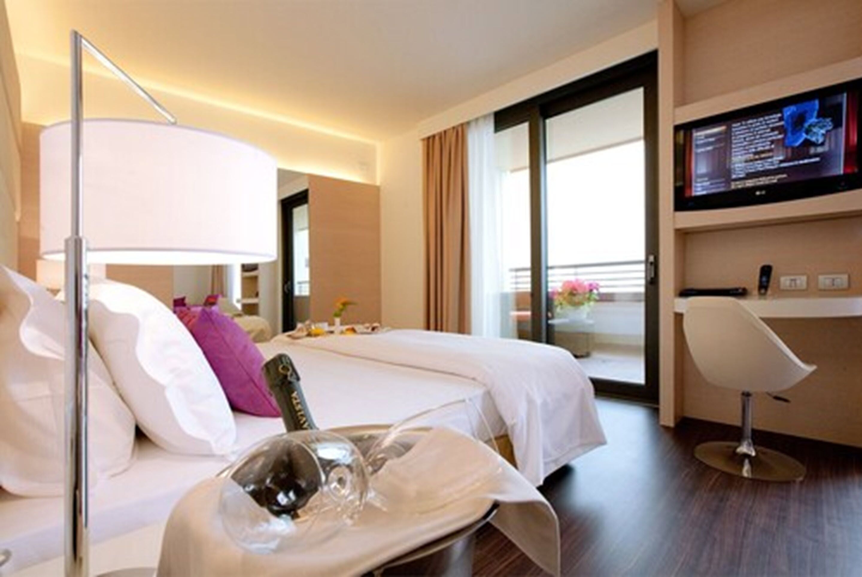deluxe room, sea view (pet friendly) | premium bedding, minibar, in-room safe, desk