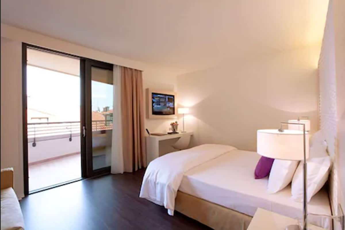 1 bedroom, premium bedding, minibar, in-room safe