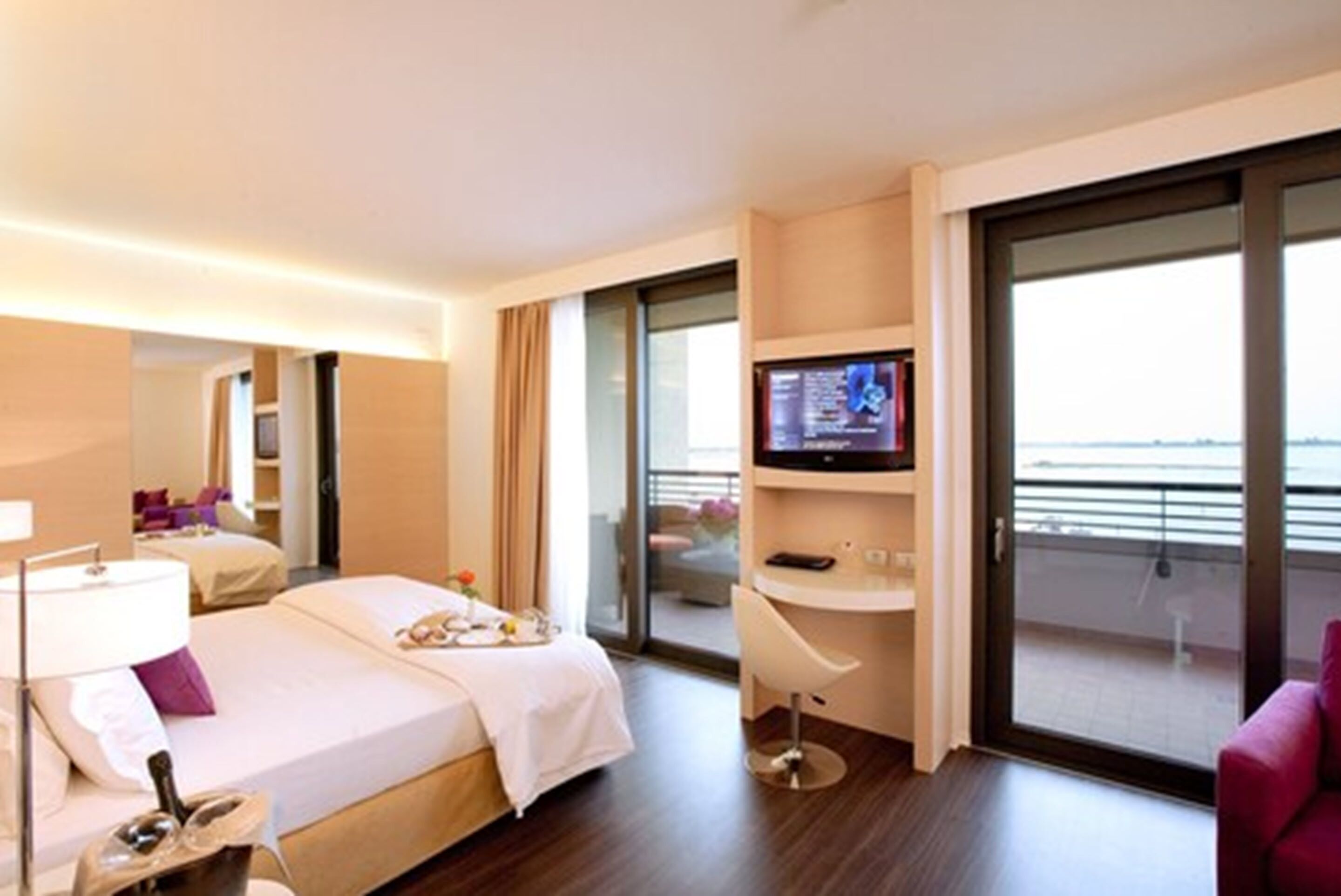 deluxe room, sea view (pet friendly) | premium bedding, minibar, in-room safe, desk