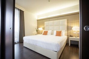 Ropa de cama de alta calidad, minibar, caja fuerte y escritorio