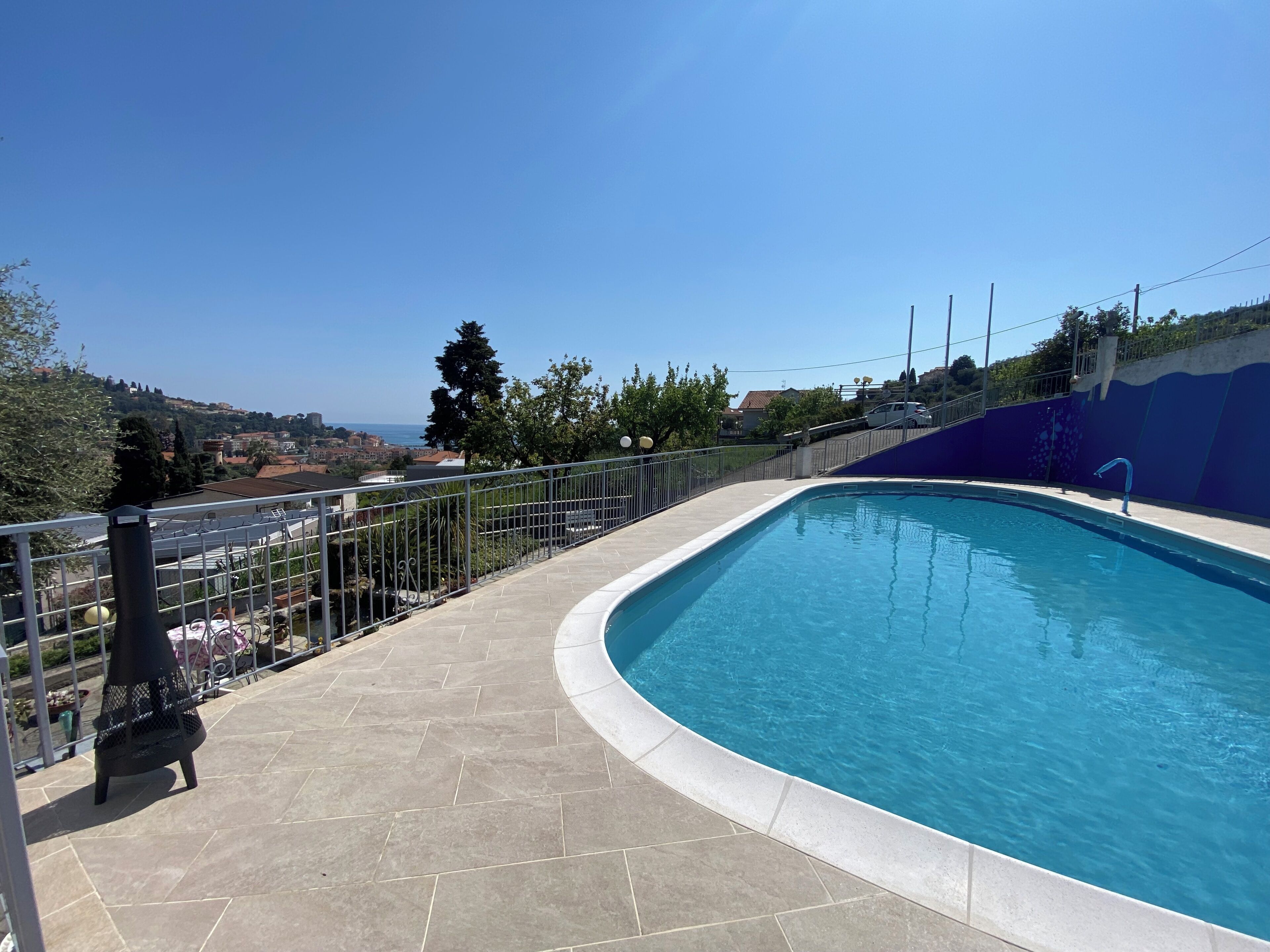 Piscina stagionale all'aperto, ombrelloni da piscina, lettini