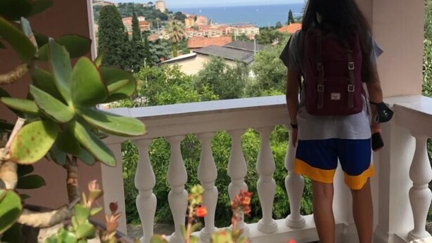 A balcony with a view of a coastal town and the sea. - Residence Edy (Imperia)