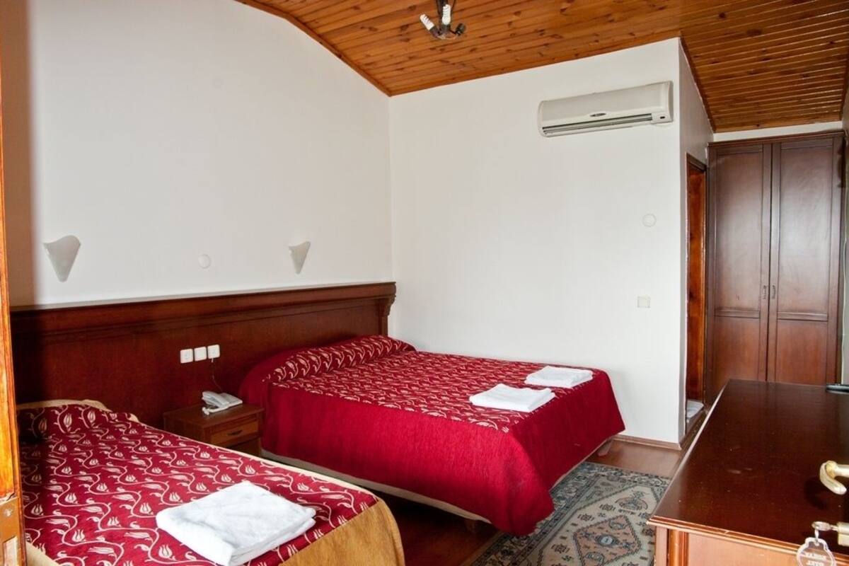 Desk, rollaway beds, free WiFi