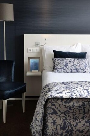Hypo-allergenic bedding, in-room safe, blackout drapes, free WiFi