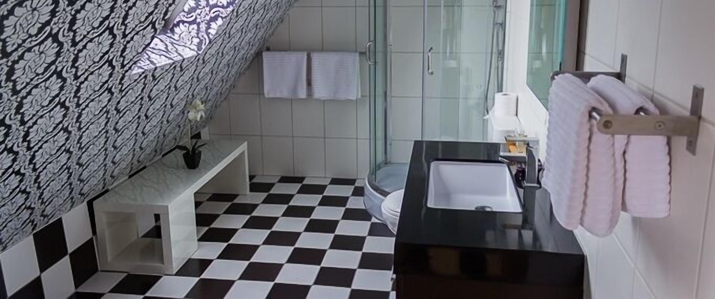 free toiletries, towels