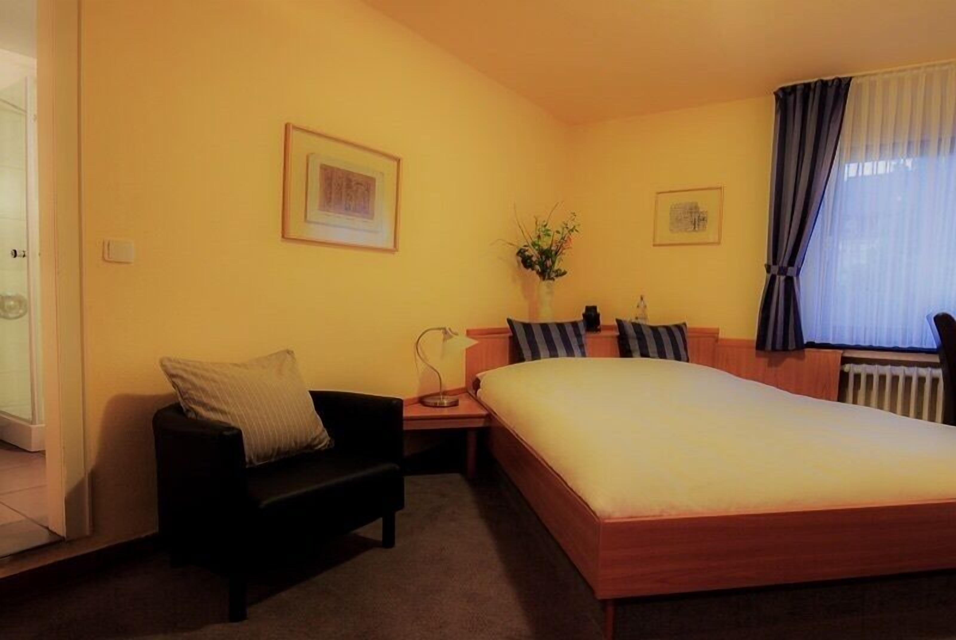 single room | egyptian cotton sheets, pillow-top beds, free wifi, bed sheets