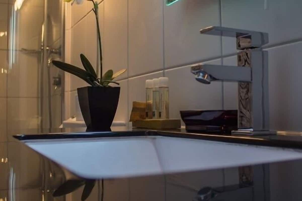 free toiletries, towels