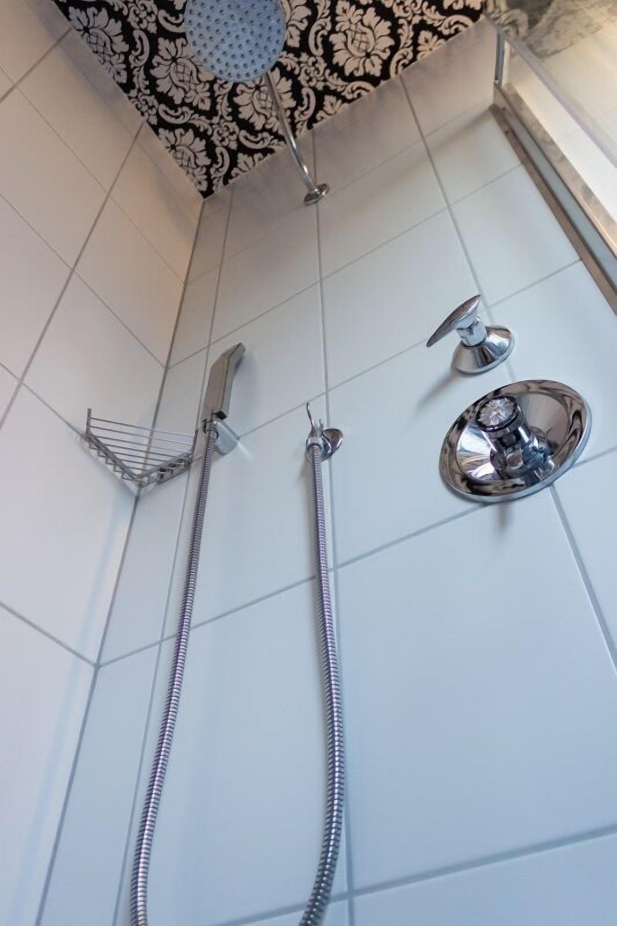 free toiletries, towels