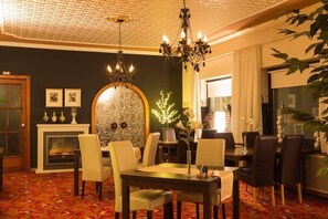 Desayuno buffet diario (EUR 8 por persona)