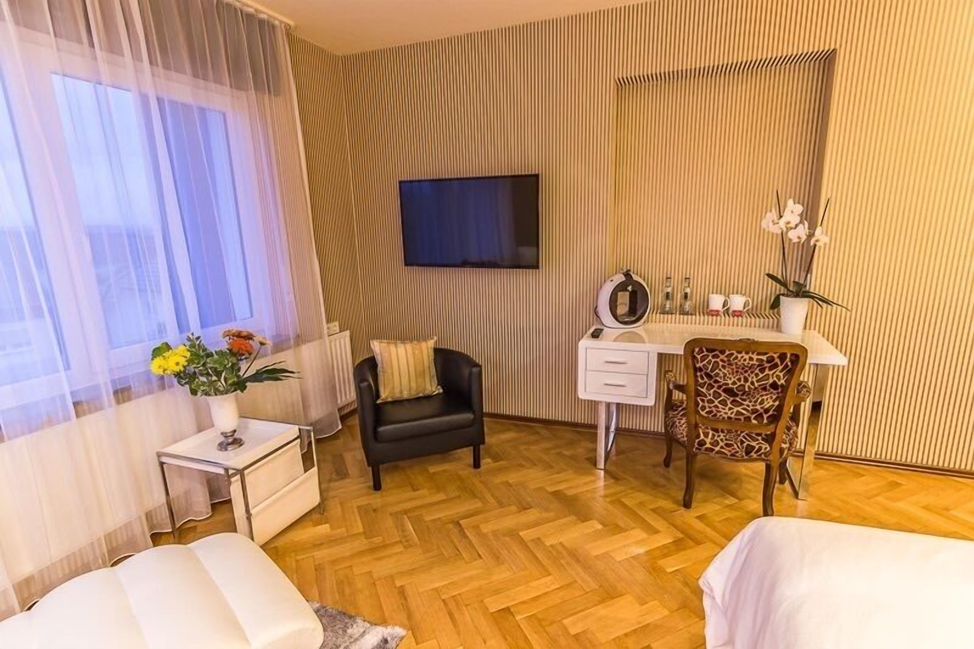 suite | egyptian cotton sheets, pillow-top beds, free wifi, bed sheets