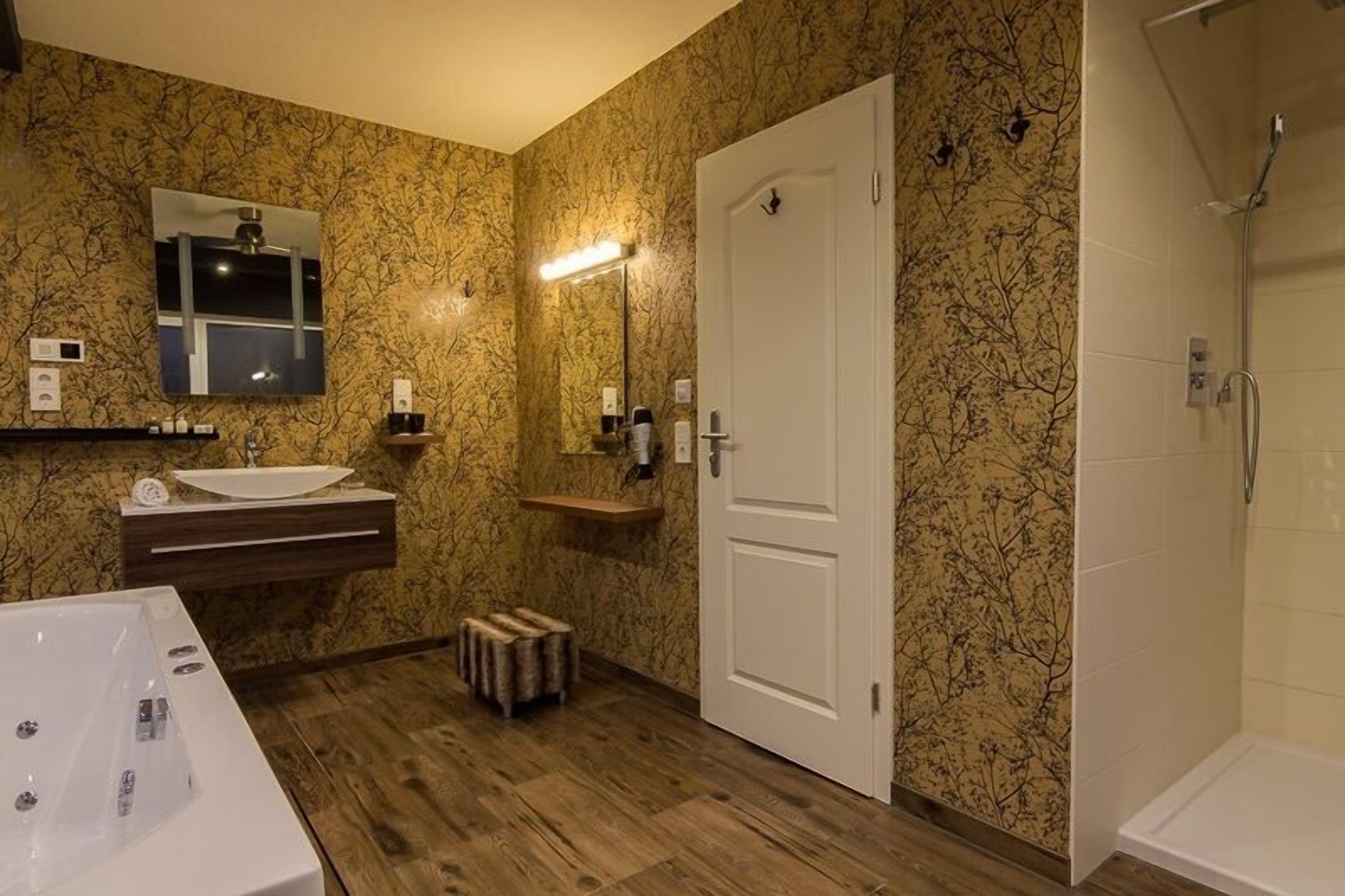 suite | bathroom | free toiletries, towels