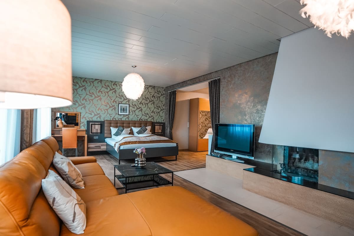 Deluxe kamer | Woonruimte | Een lcd-televisie
