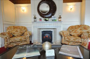 Lobby sitting area - Castle Lodge (Killarney)