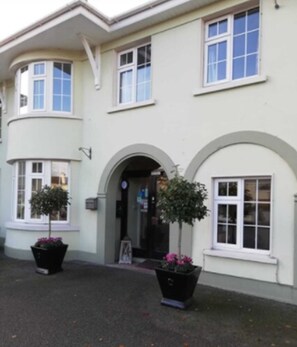 Front of property - Castle Lodge (Killarney)