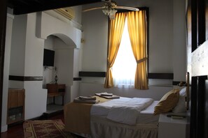 雙人房 | 高級寢具、迷你吧、書桌、熨斗/熨衣板