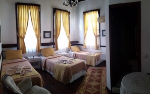 Triple Room | Premium bedding, minibar, desk, iron/ironing board - Erken Pansiyon (Antalya)