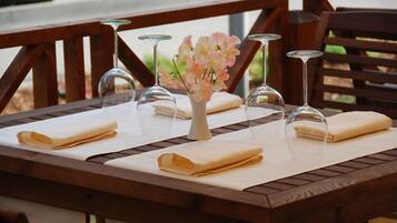 Breakfast, lunch, dinner served; Regional cuisine