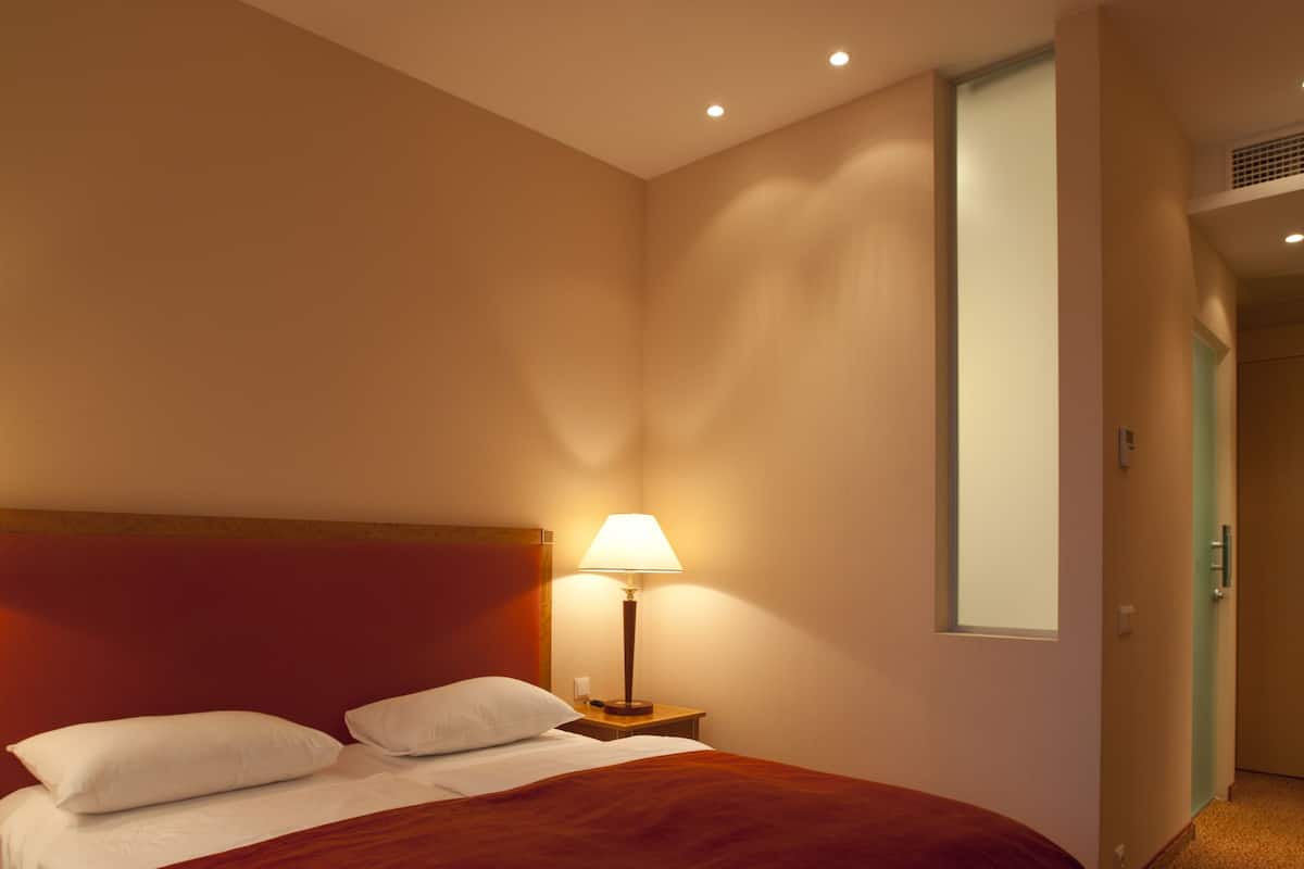 Minibar, una cassaforte in camera, una scrivania, ferro/asse da stiro