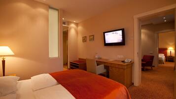 Minibar, in-room safe, desk, iron/ironing board