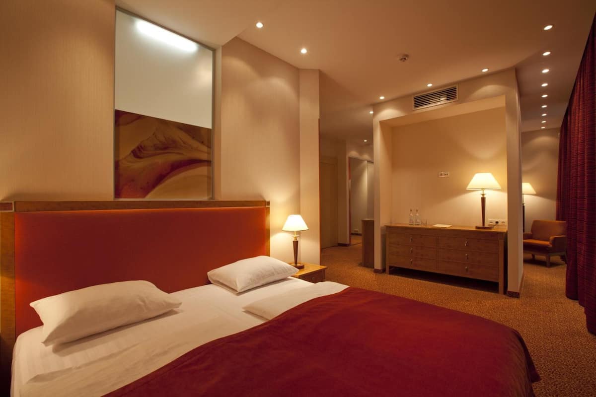 minibar, in-room safe, desk, iron/ironing board