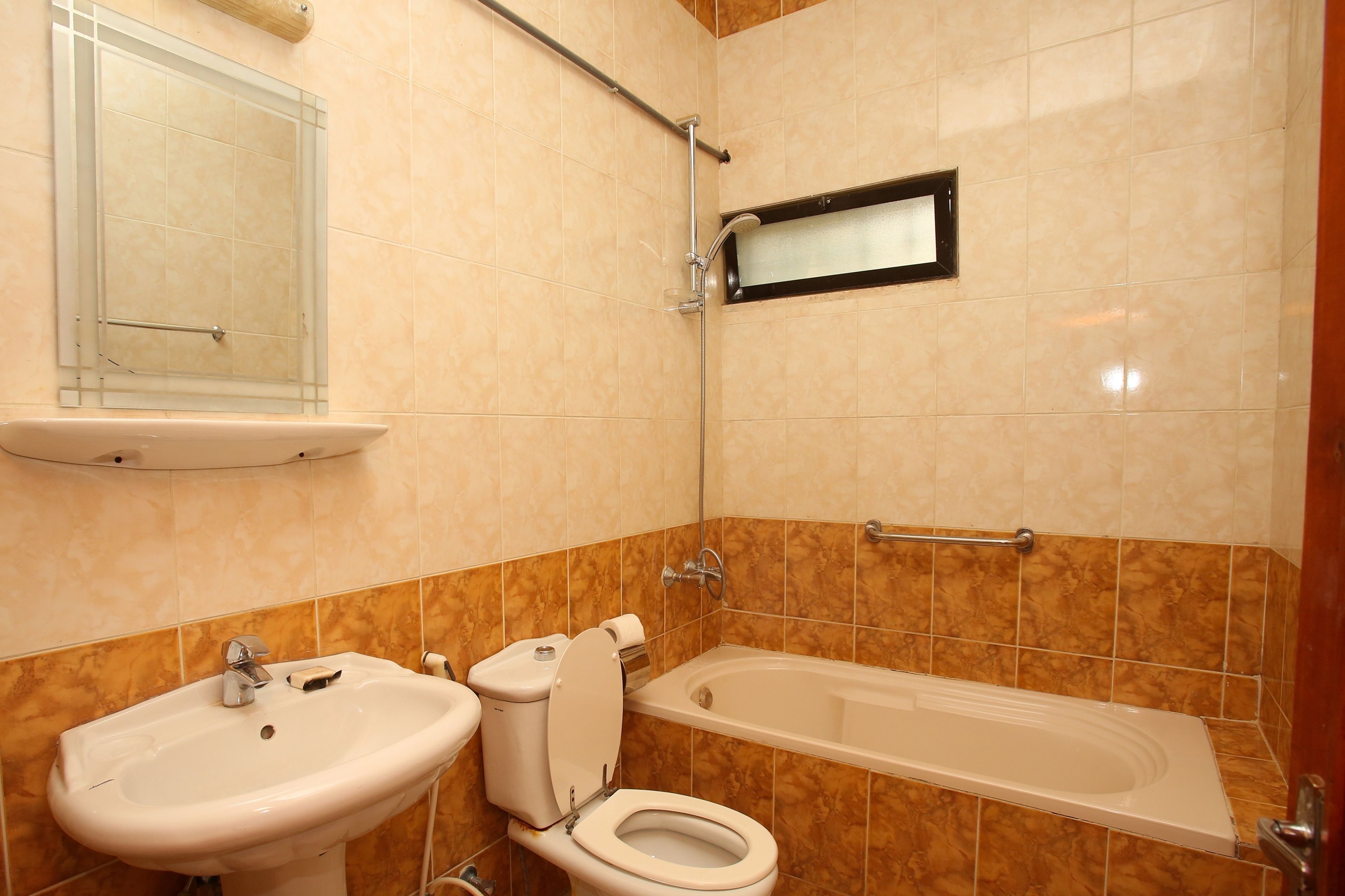 Un baño con lavamanos, inodoro y bañera.