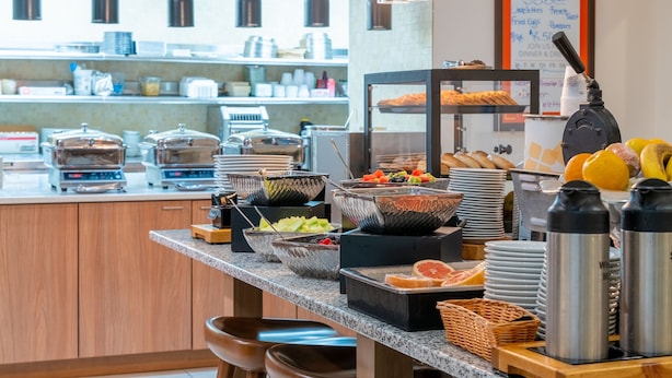 Ein reichhaltiges Frühstücksbuffet mit verschiedenen Speisen und Getränken.