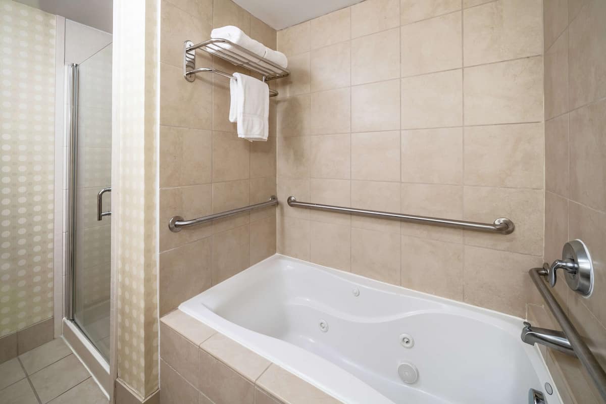 Deluxe Room, 1 King Bed | Bathroom | Hair dryer, towels, soap, shampoo