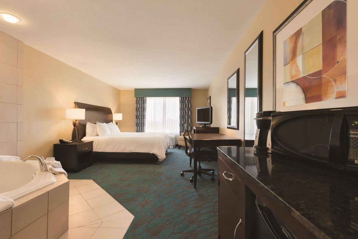 room, 1 king bed, jetted tub | 1 bedroom, egyptian cotton sheets, premium bedding, in-room safe