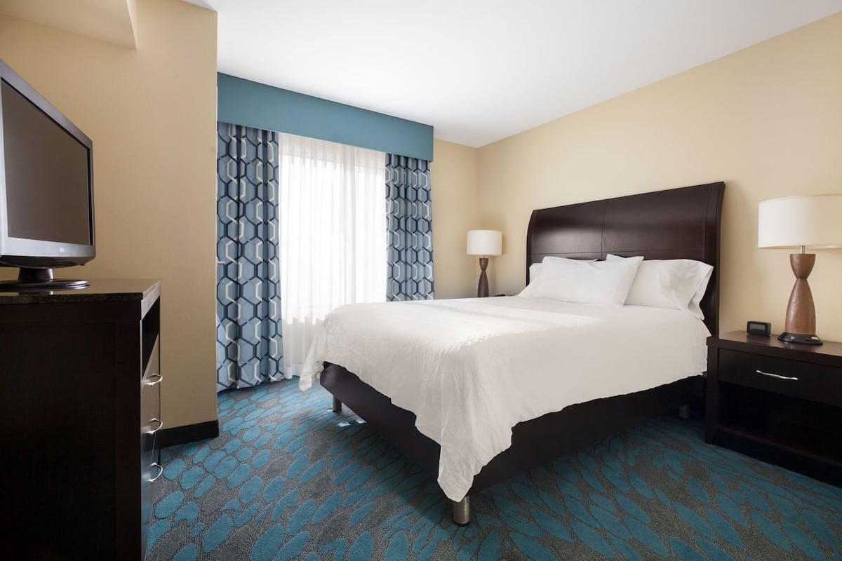 Egyptian cotton sheets, premium bedding, in-room safe, desk
