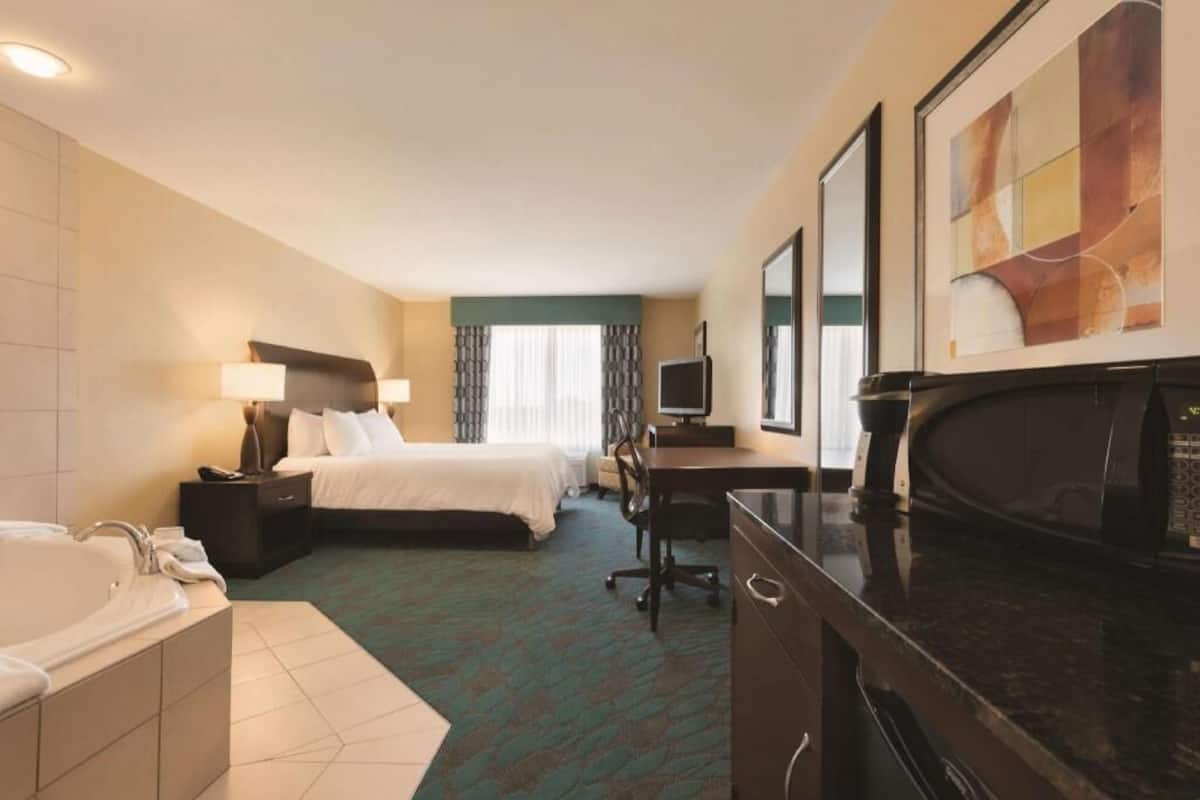 Egyptian cotton sheets, premium bedding, in-room safe, desk