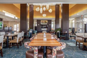 Breakfast and dinner served, American cuisine - Hilton Garden Inn Fargo (Fargo)