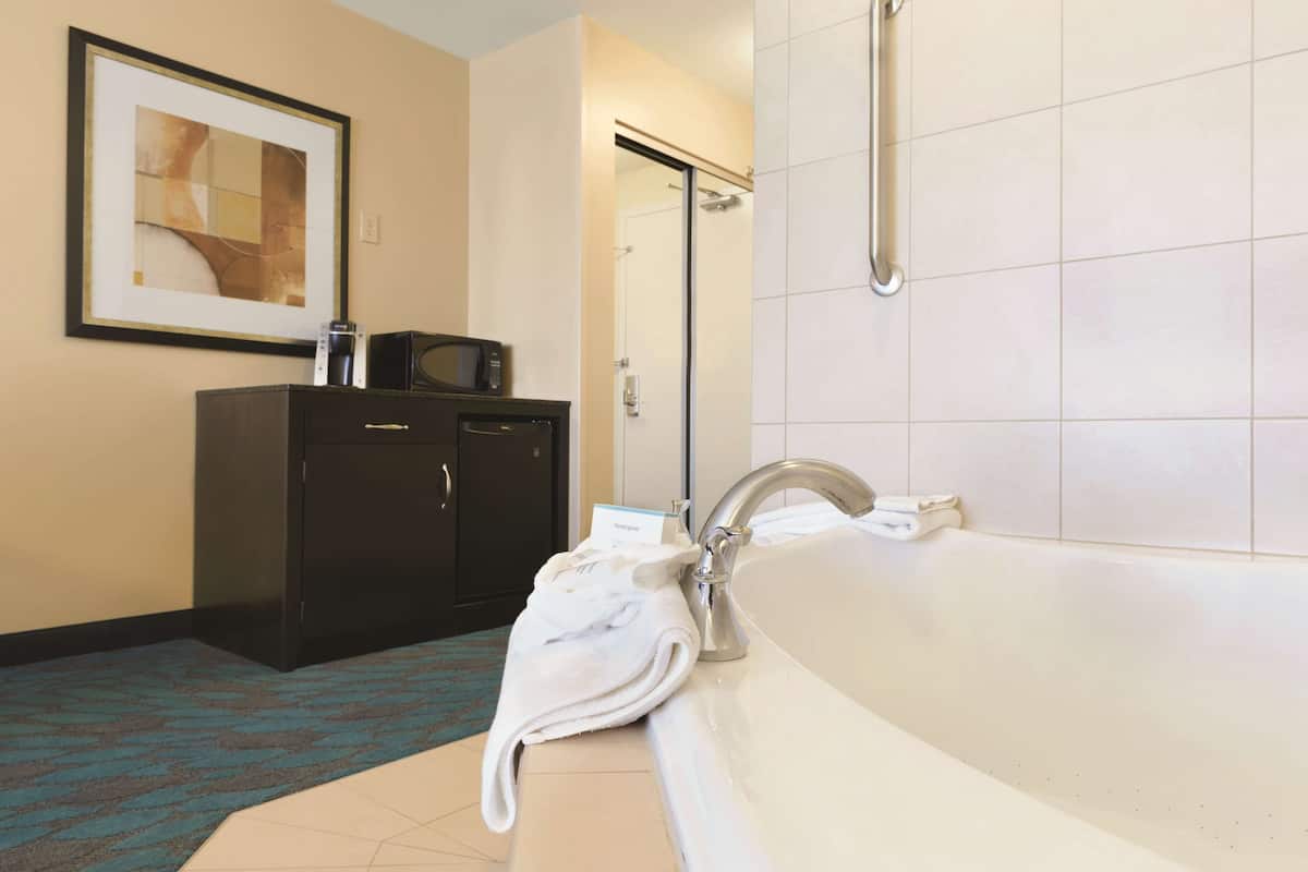 1 bedroom, Egyptian cotton sheets, premium bedding, in-room safe