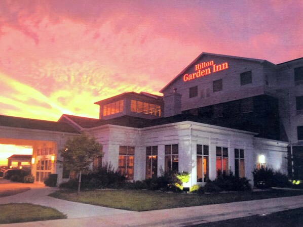 A Hilton Garden Inn hotel with a modern architectural design, featuring a prominent signage and a well-lit entrance. - Hilton Garden Inn Fargo (Fargo)