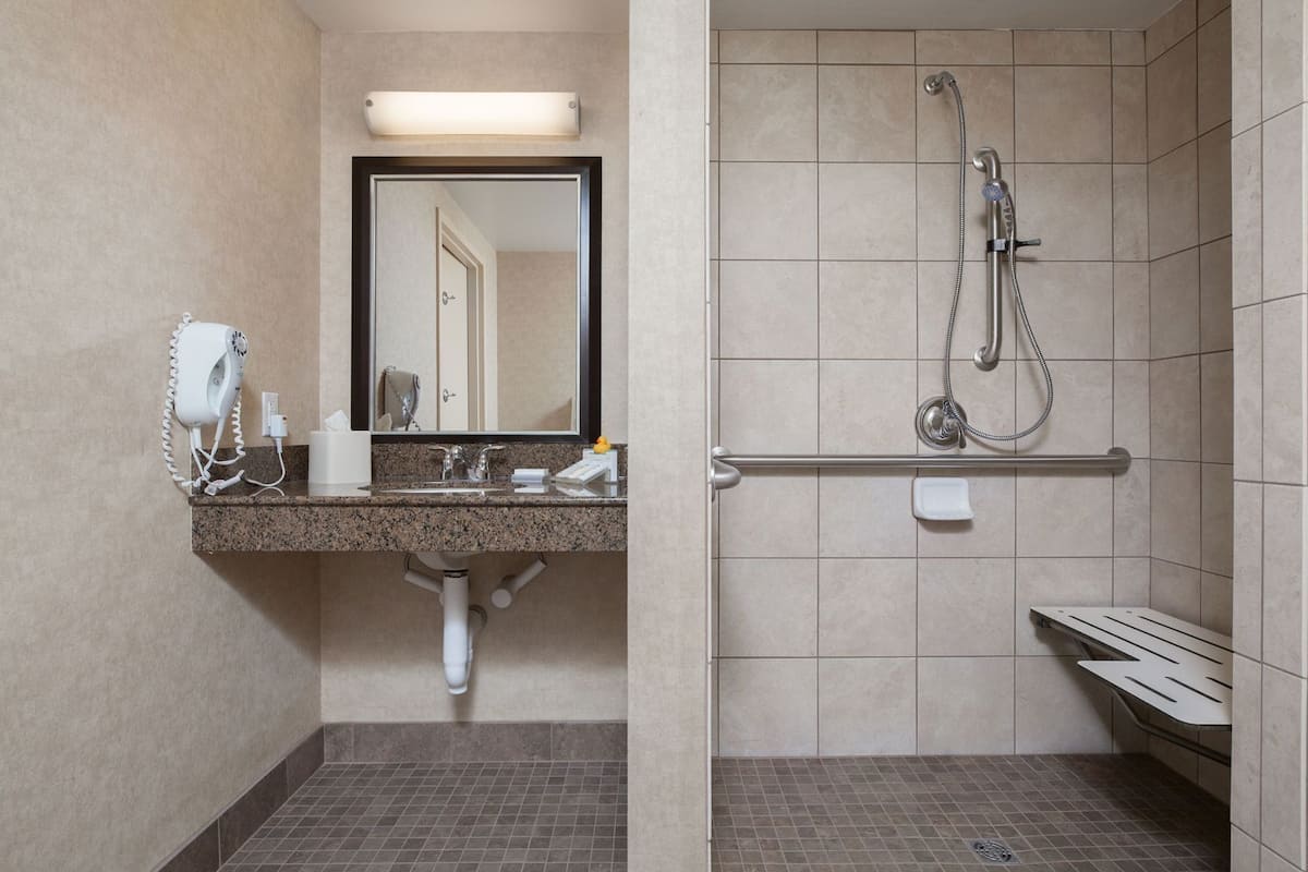 Bathroom | Combined shower/tub, designer toiletries, hair dryer, towels