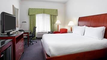 Brankas, meja kerja, setrika/meja setrika, dan Wi-Fi gratis