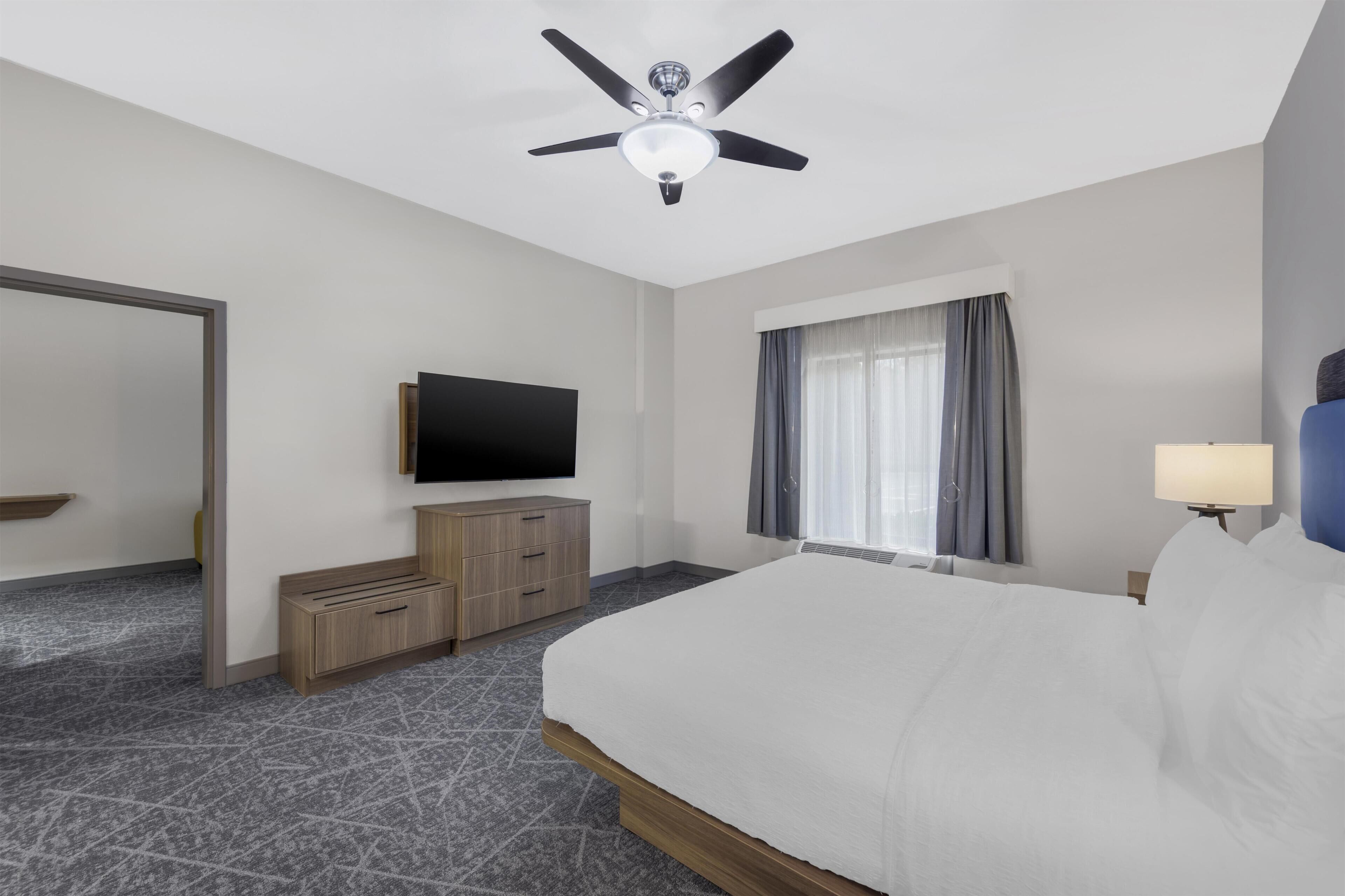 جناح - غرفة نوم واحدة - لغير المدخنين | مكتب ومساحة عمل للكمبيوتر المحمول ومكواة/لوح كي وواي فاي مجانًا