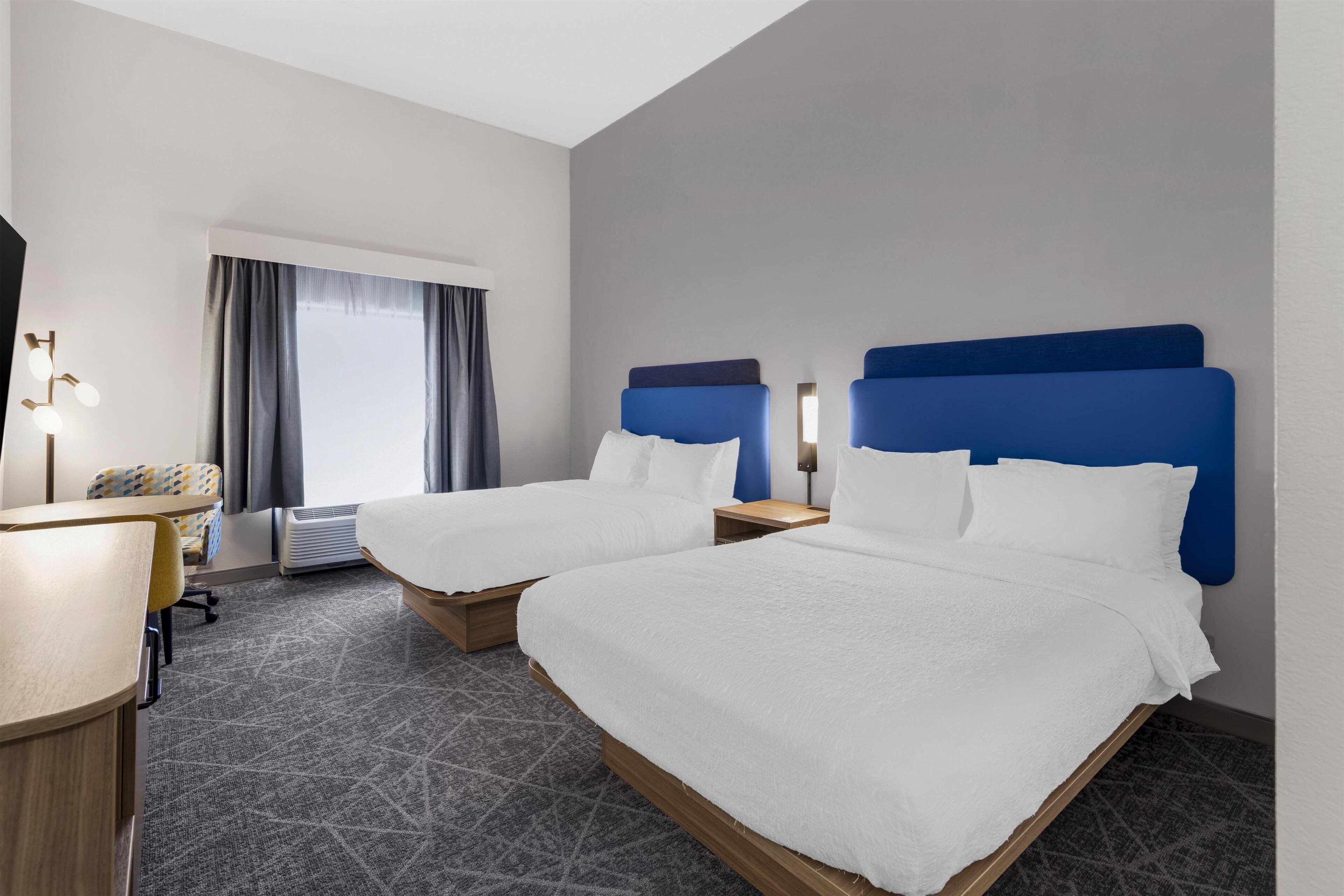 Camera, 2 letti queen, non fumatori | Una scrivania, postazione laptop, ferro/asse da stiro, Wi-Fi gratuito