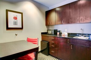Suite, 1 habitación, para no fumadores | Cocina privada | Refrigerador y cafetera y tetera 