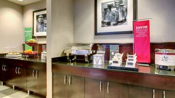 Café da manhã com buffet grátis todos os dias