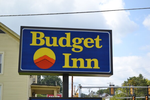 A sign for Budget Inn with a mountain graphic.