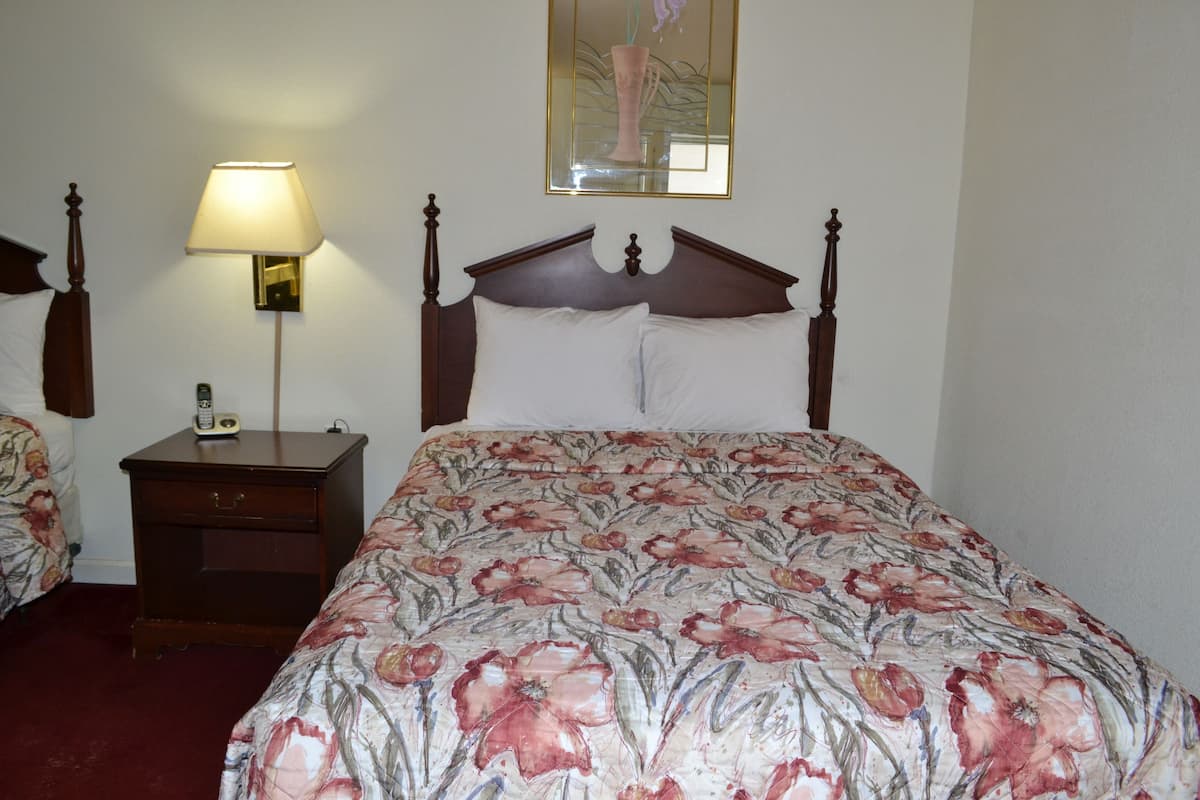 Single Room, 1 Double Bed, Smoking | Desk, iron/ironing board (on request), cribs (surcharge)
