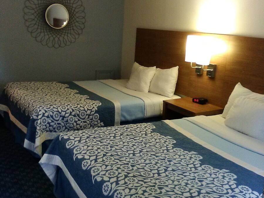 Skrivebord, blendingsgardiner, strykejern/-brett og barnesenger