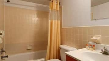 Bañera con ducha, bañera profunda, secador de pelo, toallas