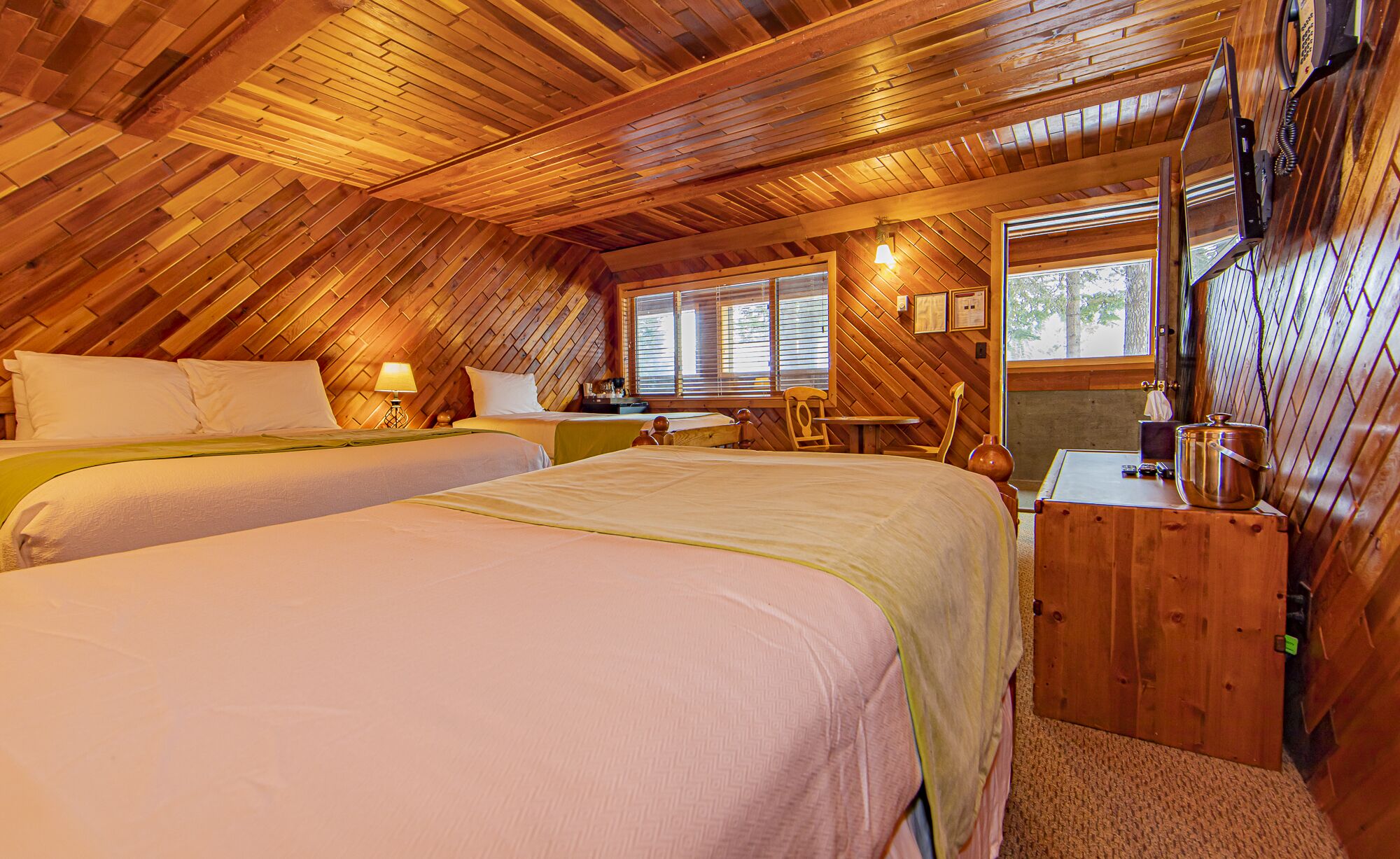 standard room, 1 queen bed, 2 twin beds | iron/ironing board, cots/infant beds, free wifi, bed sheets