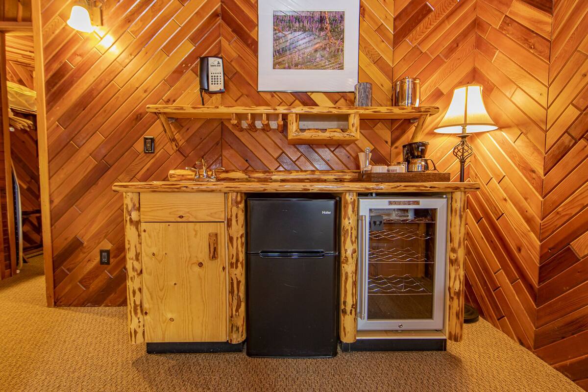 deluxe room, 1 king bed | iron/ironing board, cots/infant beds, free wifi, bed sheets