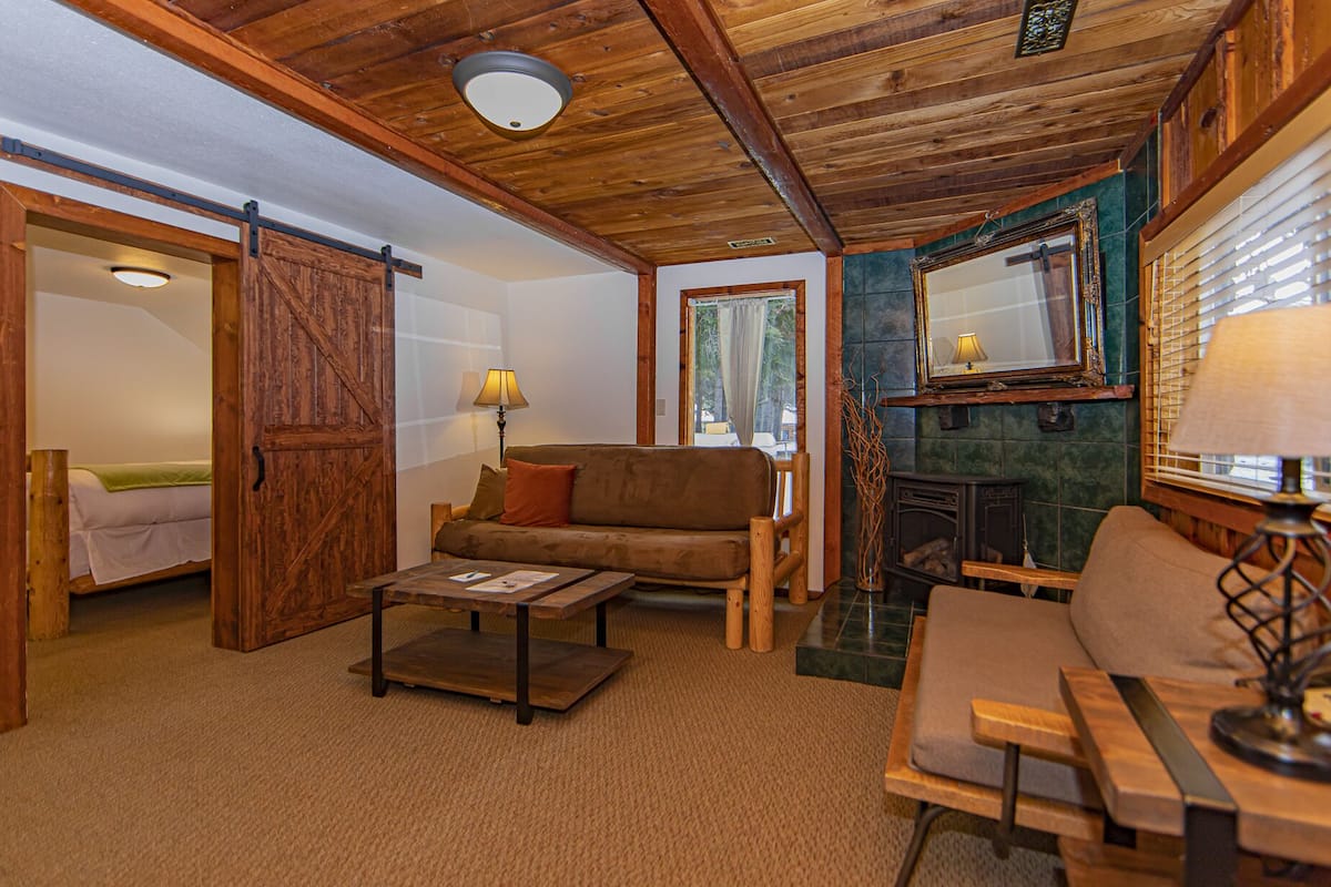 Standard Cabin, 1 Bedroom(Pet-Friendly) | Living area | 32-inch TV with satellite channels