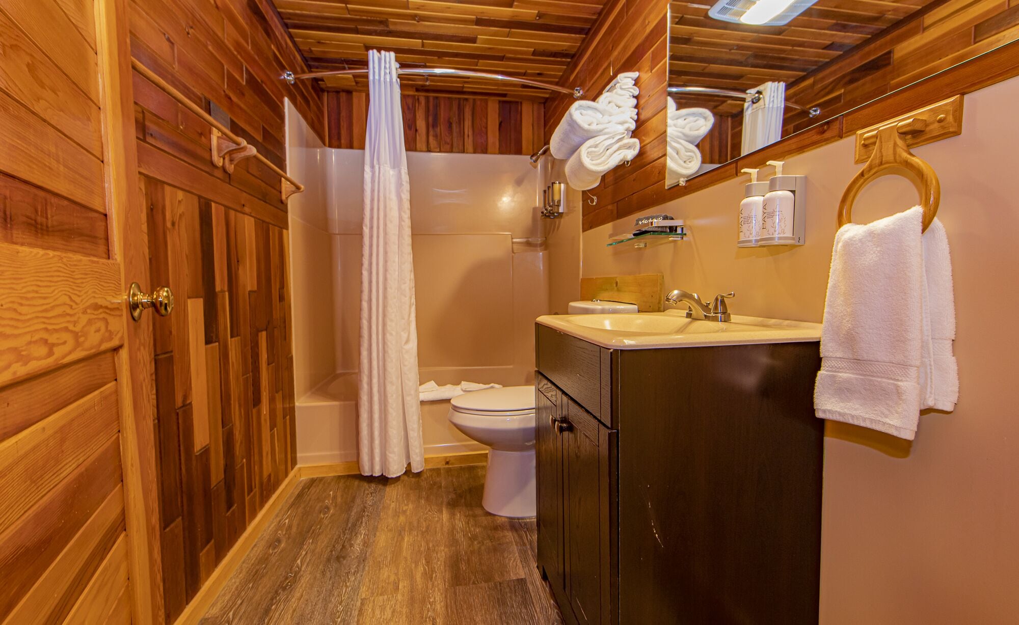 deluxe room, 1 king bed | bathroom | combined shower/bathtub, eco-friendly toiletries, hair dryer, towels