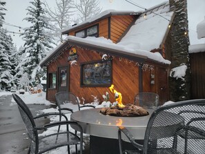 Outdoor dining - Cooper Spur Mountain Resort (Mount Hood)
