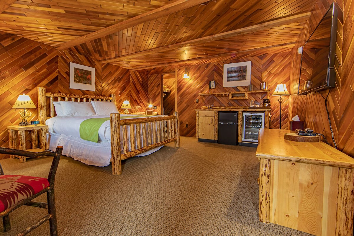 Deluxe Room, 1 King Bed | Iron/ironing board, cribs/infant beds, free WiFi, bed sheets