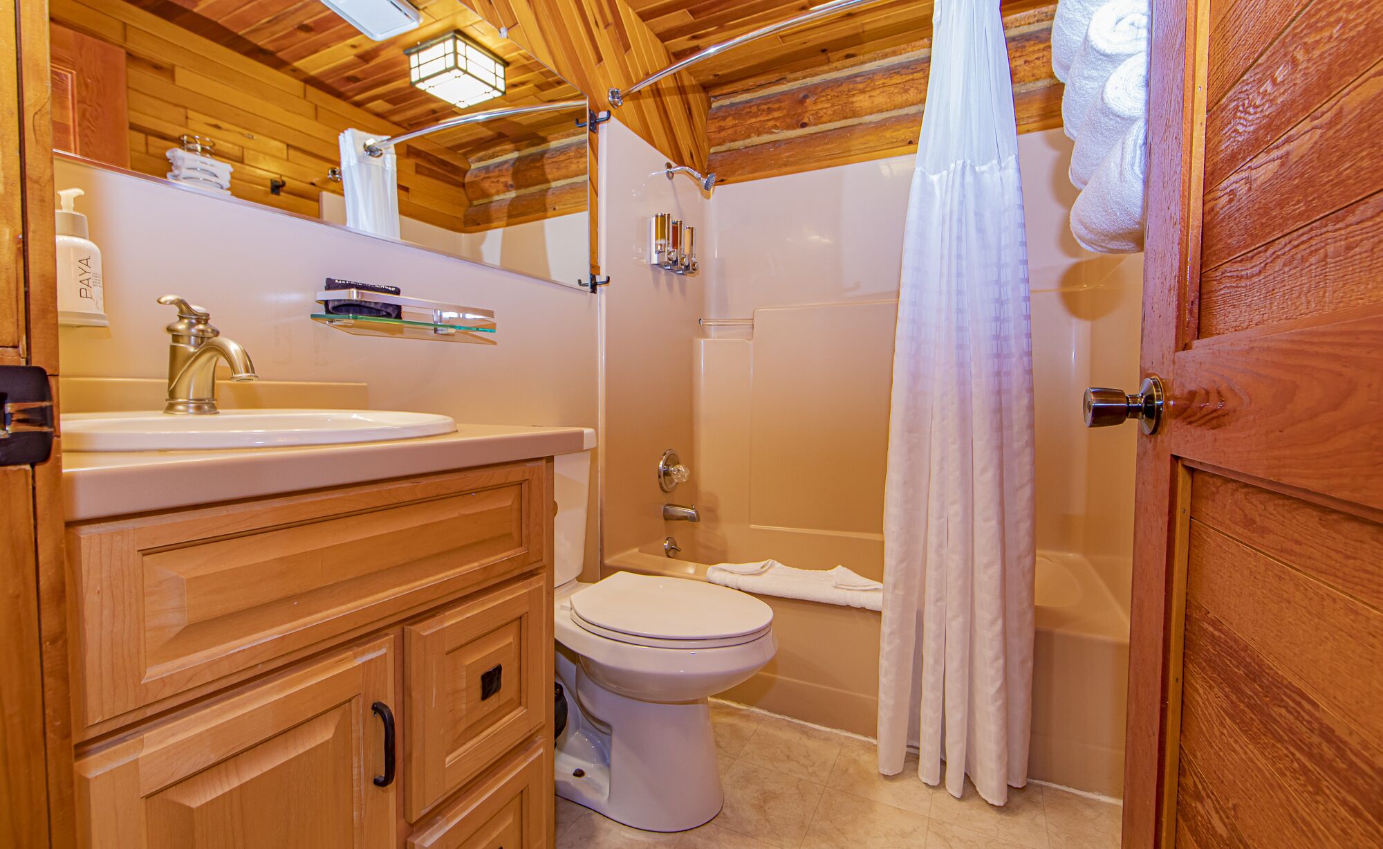 combined shower/bathtub, eco-friendly toiletries, hair dryer, towels